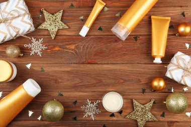 Kozmetik ürünleri ve Noel dekorasyonu. Doğum günü ya da yeni yıl hediyesi. Vücut, yüz ya da saç için bir takım bakım ürünleri