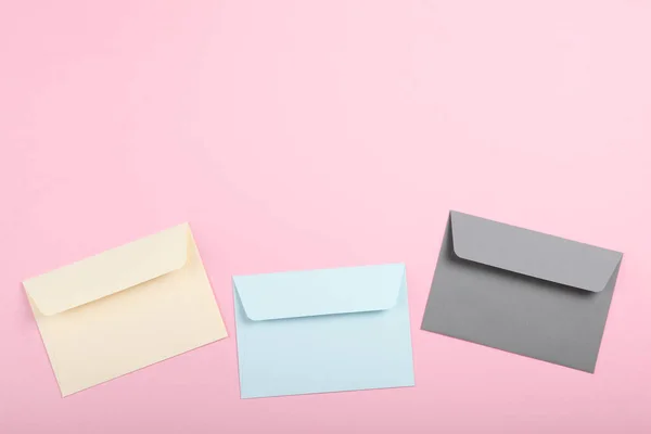 Papper färg kuvert för bokstäver på en färgad bakgrund i luften — Stockfoto