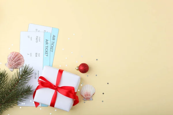 Billets d'avion et accessoires de Noël sur un fond coloré vue d'en haut. Vacances de Noël, vacances — Photo