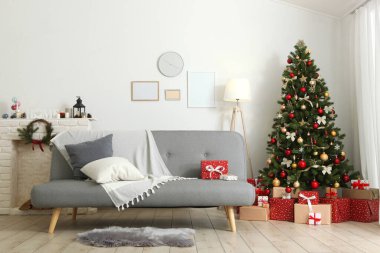Noel ya da yeni yıl için dekore edilmiş güzel bir iç mekan. Noel ağacı ve hediyeler. Metin için yer