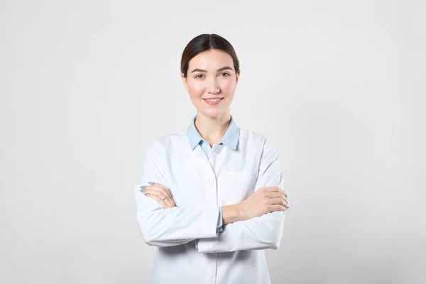 Jonge vrouw arts op lichte achtergrond met plaats om tekst te plaatsen — Stockfoto