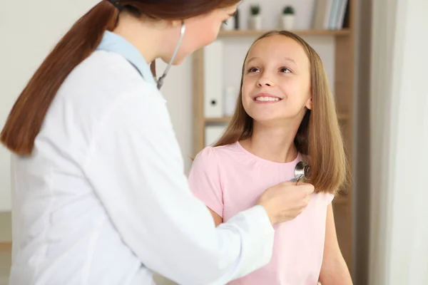 Jong meisje arts kinderarts maakt een controle naar een klein meisje — Stockfoto