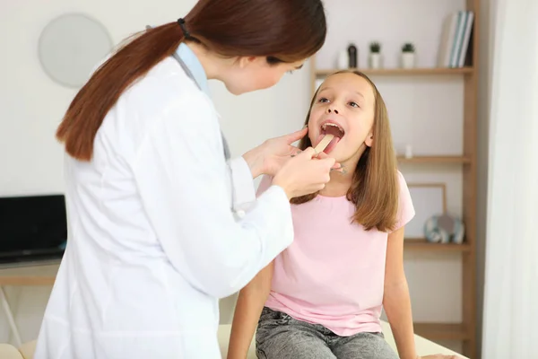 Jong meisje arts kinderarts maakt een controle naar een klein meisje — Stockfoto