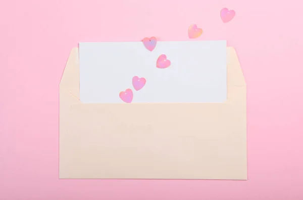 공중에 있는 천연색 봉투에 색깔있는 배경 문자를 담기 위한 종이 봉투 — 스톡 사진