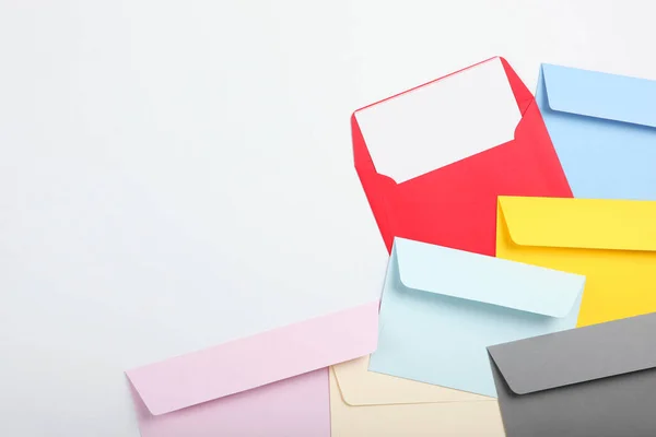 Enveloppe de couleur de papier pour les lettres sur un fond coloré dans l'air — Photo