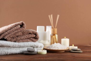 Havluların ve spa aksesuarlarının güzel bir spa kompozisyonu.