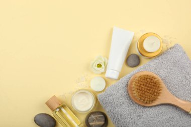 Renkli bir arkaplan görünümünde güzel bir spa kompozisyonu