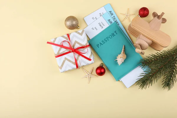 Billets d'avion et accessoires de Noël sur un fond coloré vue d'en haut. Vacances de Noël, vacances — Photo