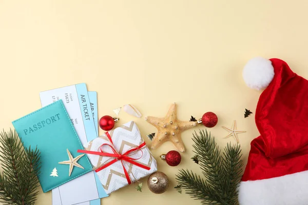 Billets d'avion et accessoires de Noël sur un fond coloré vue d'en haut. Vacances de Noël, vacances — Photo