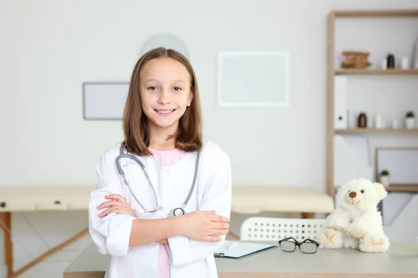 Schattig meisje in goed humeur speelt arts — Stockfoto