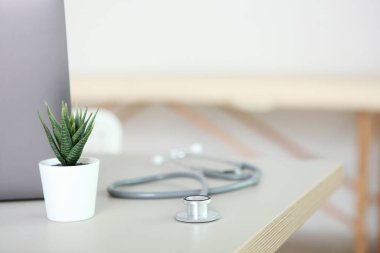 Kanepesi ve çalışma masası olan bir doktor ofisi. Doktorların işyeri 