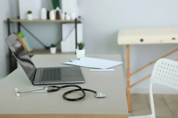 Artsenpraktijk met bank en werktafel. Artsen op de werkplek — Stockfoto