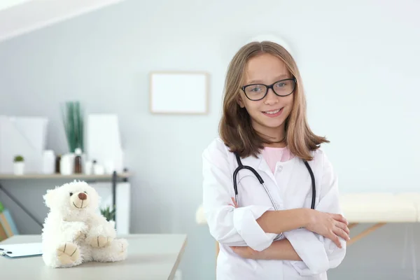 Schattig meisje in goed humeur speelt arts — Stockfoto