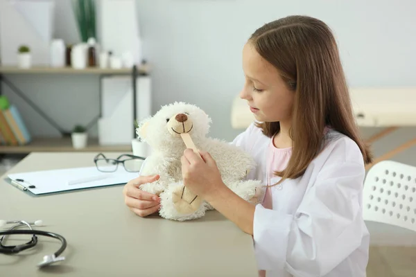 Schattig meisje in goed humeur speelt arts — Stockfoto