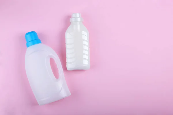 Butelki detergentu do prania na stole. Chemikalia dla gospodarstw domowych — Zdjęcie stockowe