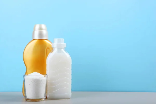 Butelki detergentu do prania na stole. Chemikalia dla gospodarstw domowych — Zdjęcie stockowe