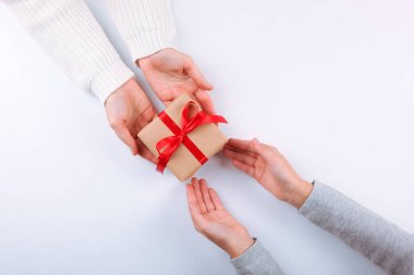 İki çift el ve renkli bir arkaplan görüntüsü.