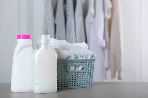 Lavanderia Detergente Garrafas Roupas Mesa Produtos Químicos Domésticos Foto Alta — Fotografia de Stock