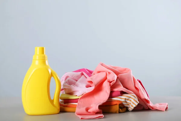 Lavanderia Detergente Garrafas Roupas Mesa Produtos Químicos Domésticos Foto Alta — Fotografia de Stock