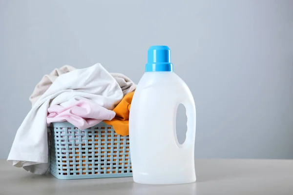 Butelki Detergentach Ubrania Stole Chemikalia Domowe Wysokiej Jakości Zdjęcie — Zdjęcie stockowe