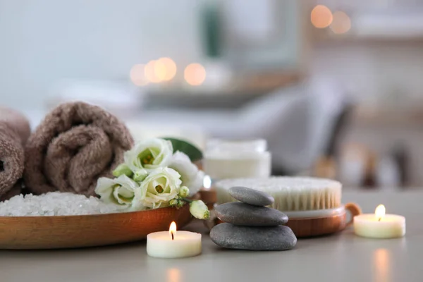 Krásné lázeňské složení ručníků a lázeňského příslušenství — Stock fotografie