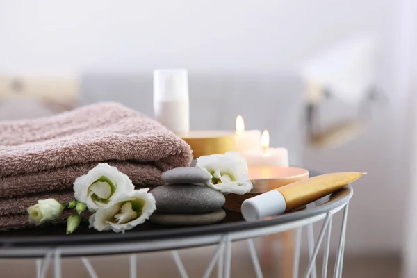 Hermosa composición de spa de toallas y accesorios de spa — Foto de Stock