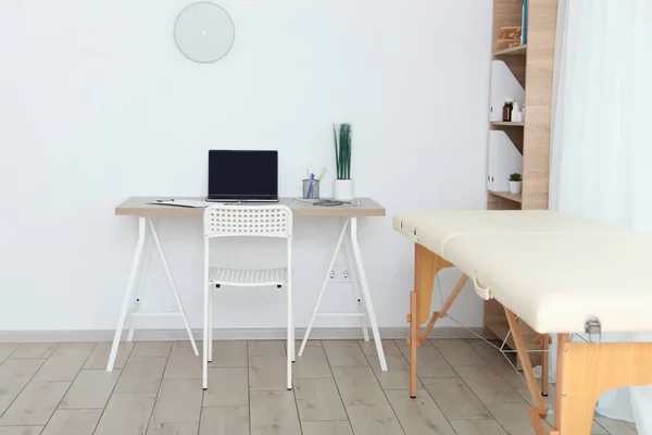 Studio medico con divano e tavolo da lavoro. Medici sul posto di lavoro — Foto Stock