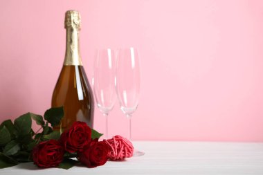 Renkli arkaplanda metin için yeri olan güzel sevgililer günü arkaplanı