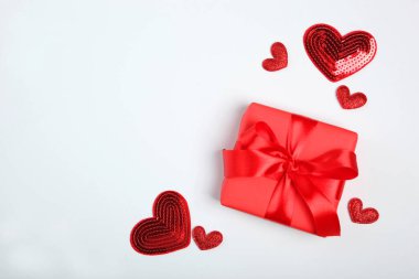 Renkli arkaplanda metin için yeri olan güzel sevgililer günü arkaplanı