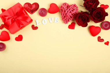 Renkli arkaplanda metin için yeri olan güzel sevgililer günü arkaplanı