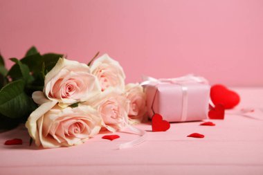 Renkli arkaplanda metin için yeri olan güzel sevgililer günü arkaplanı