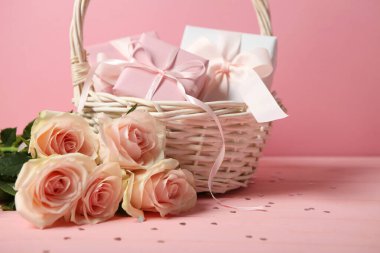 Renkli arkaplanda metin için yeri olan güzel sevgililer günü arkaplanı