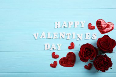 Renkli arkaplanda metin için yeri olan güzel sevgililer günü arkaplanı