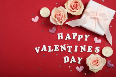 Renkli arkaplanda metin için yeri olan güzel sevgililer günü arkaplanı