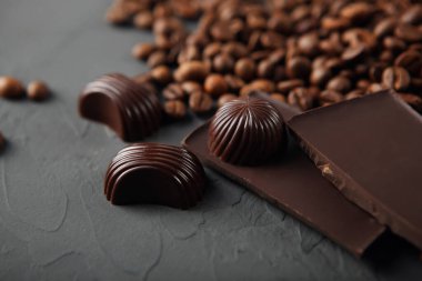 Kahve çekirdekleri ve çikolata masada.