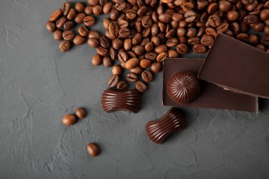 Kahve çekirdekleri ve çikolata masada.