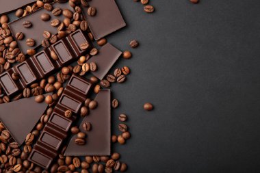 Kahve çekirdekleri ve çikolata masada.