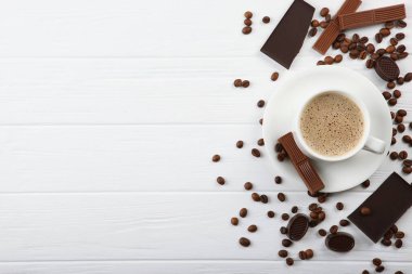 Masada kahve, kahve çekirdeği ve çikolata var.