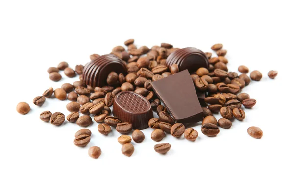 Kávébab Csokoládé Fehér Háttér Izolált Közelről — Stock Fotó
