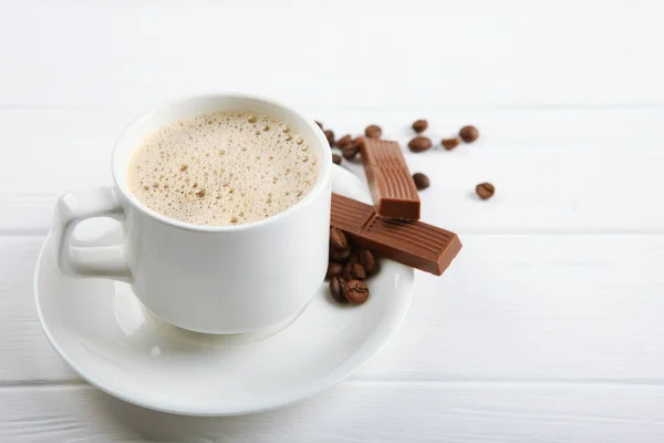 Kopp Kaffe Kaffebönor Och Choklad Bordet Närbild — Stockfoto