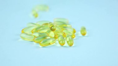 Turuncu arka planda Omega 3 kapsülleri. Yiyecek takviyeleri, vitaminler..