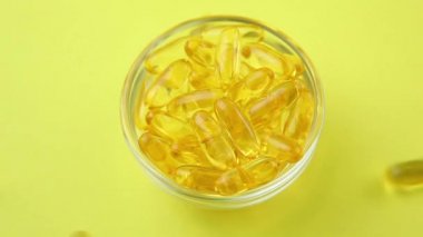 Turuncu arka planda Omega 3 kapsülleri. Yiyecek takviyeleri, vitaminler..