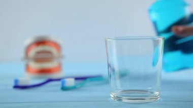 Masadaki gargara bardakta. Ağız bakımı