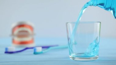 Masadaki gargara bardakta. Ağız bakımı