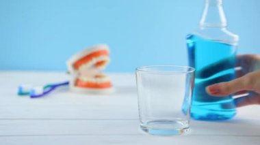 Masadaki gargara bardakta. Ağız bakımı