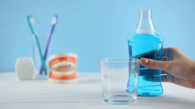 Masadaki gargara bardakta. Ağız bakımı