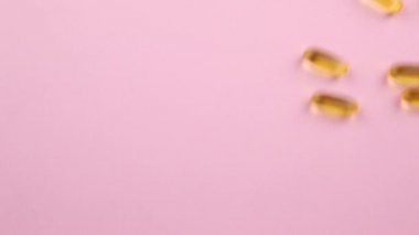 Turuncu arka planda Omega 3 kapsülleri. Yiyecek takviyeleri, vitaminler..