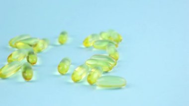 Turuncu arka planda Omega 3 kapsülleri. Yiyecek takviyeleri, vitaminler..