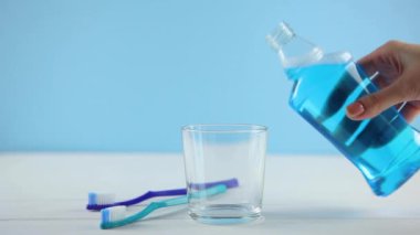 Masadaki gargara bardakta. Ağız bakımı
