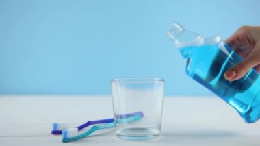 Masadaki gargara bardakta. Ağız bakımı